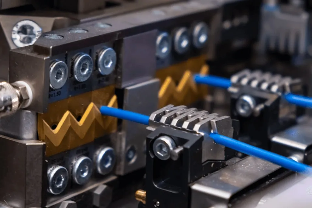 Vollautomatische Kabelkonfektionsherstellung bei UVP