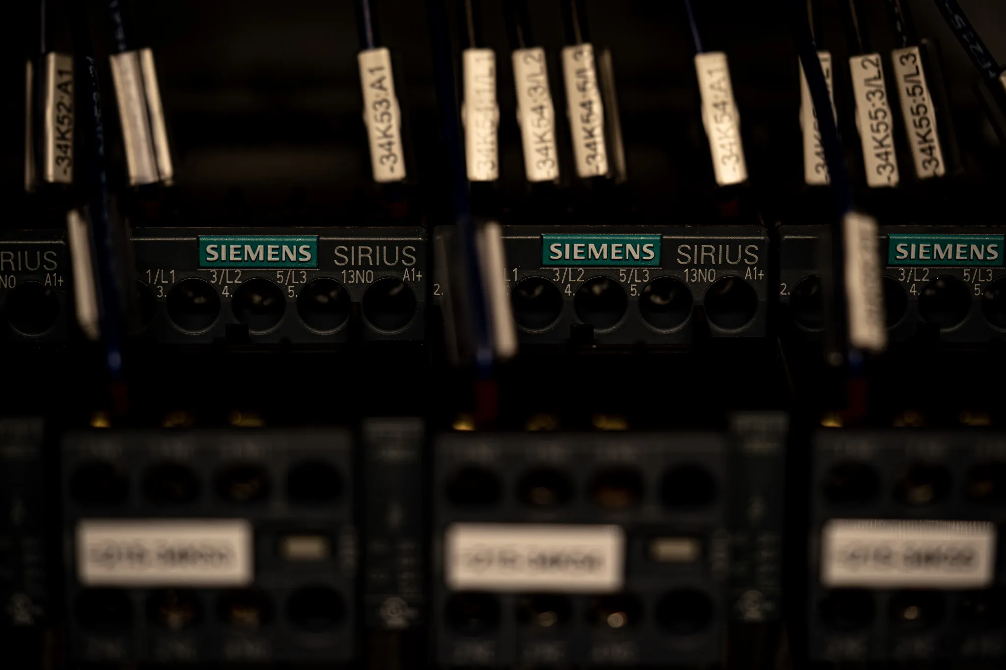 Präzise Kabelbeschriftung für Industrieanlagen