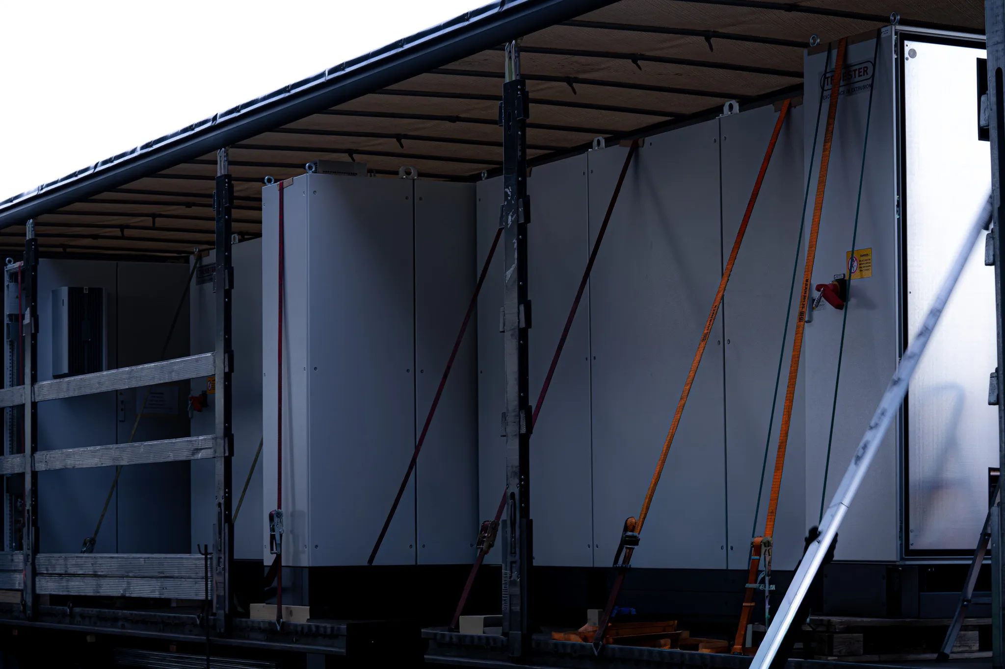 Beladener LKW mit Schaltschränken in Pleidelsheim