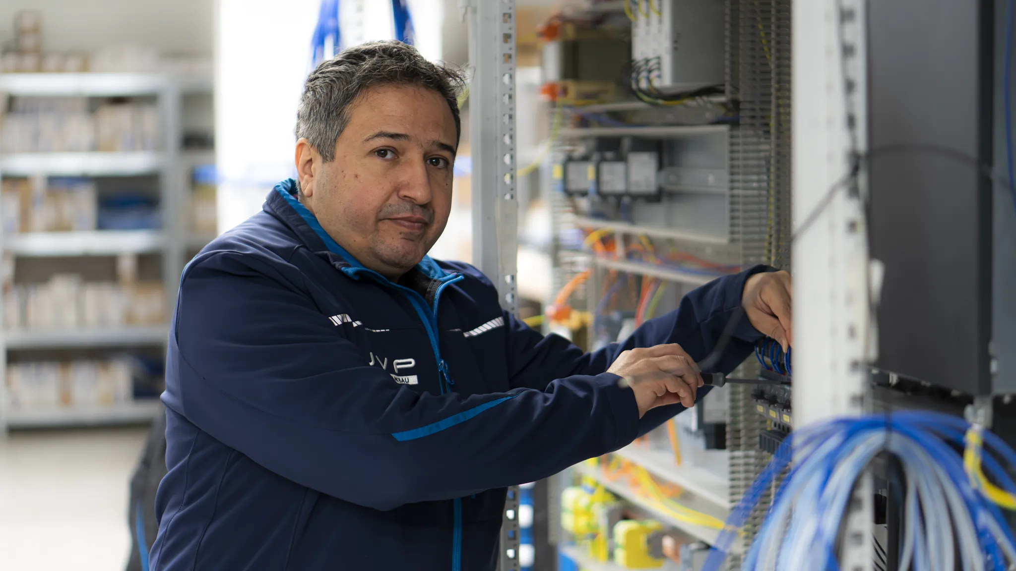 Mitarbeiter im Bereich Elektro bei UVP in Pleidelsheim