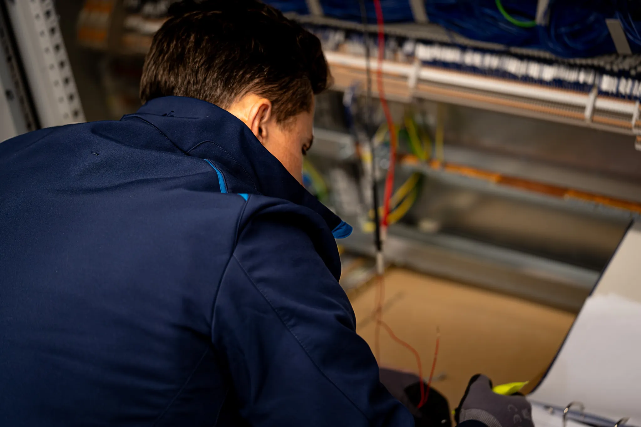 Mitarbeiter im Prüfdurchlauf bei UVP in Pleidelsheim