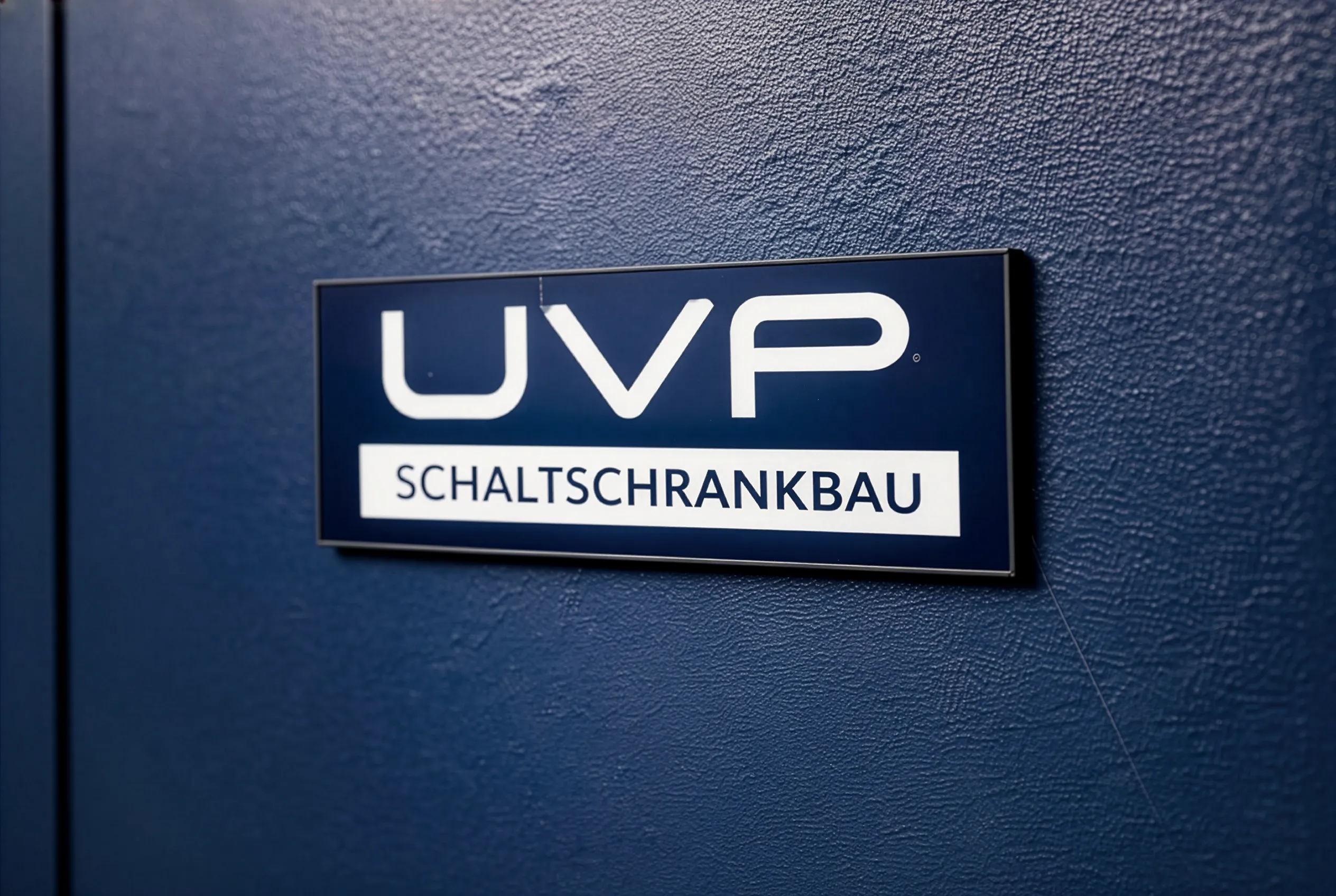 UVP Schaltschrankbau Logo auf dem Schaltschrank