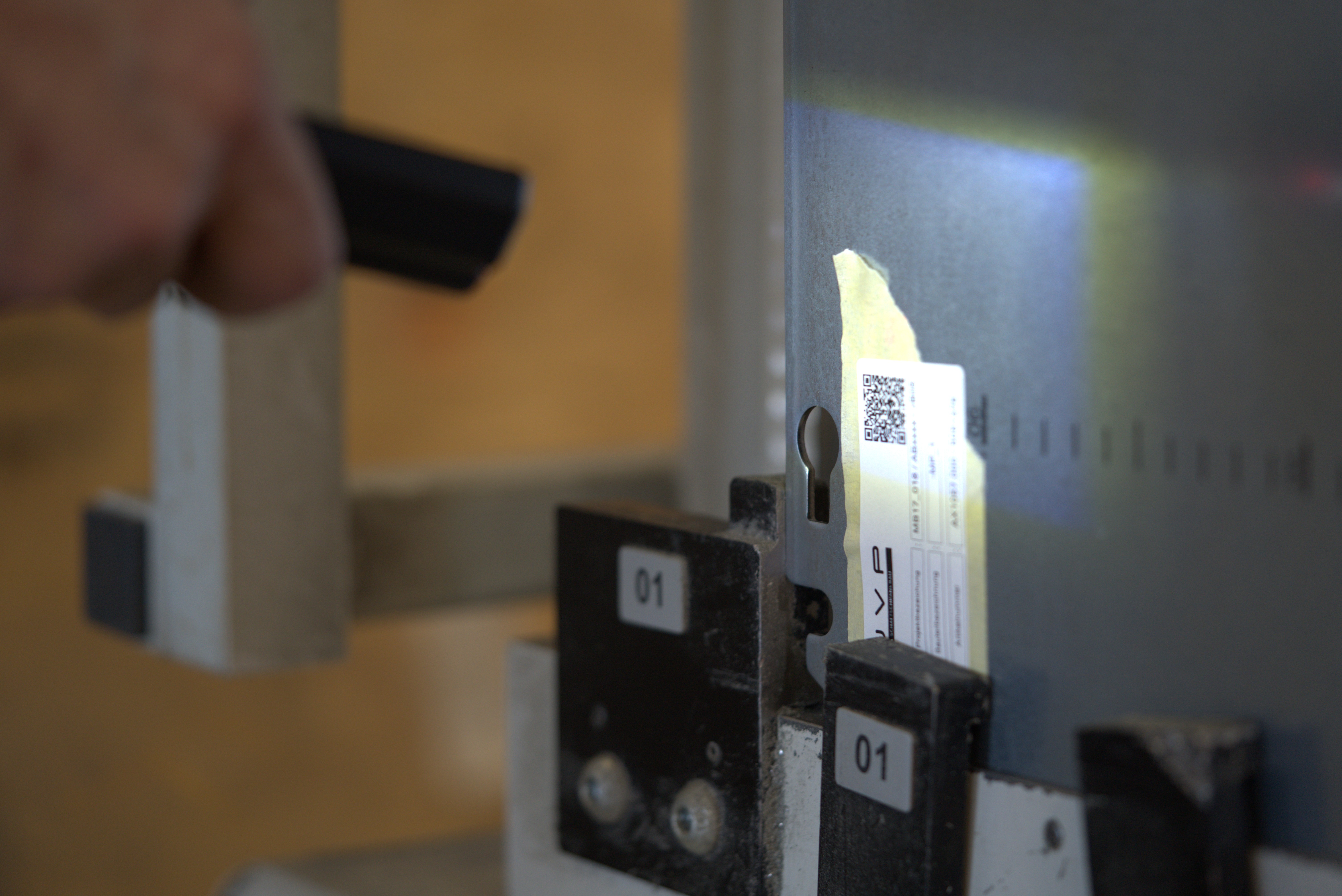 Pr&auml;zise Bohrungen und Ausschnitte in Schaltschrankgeh&auml;usen