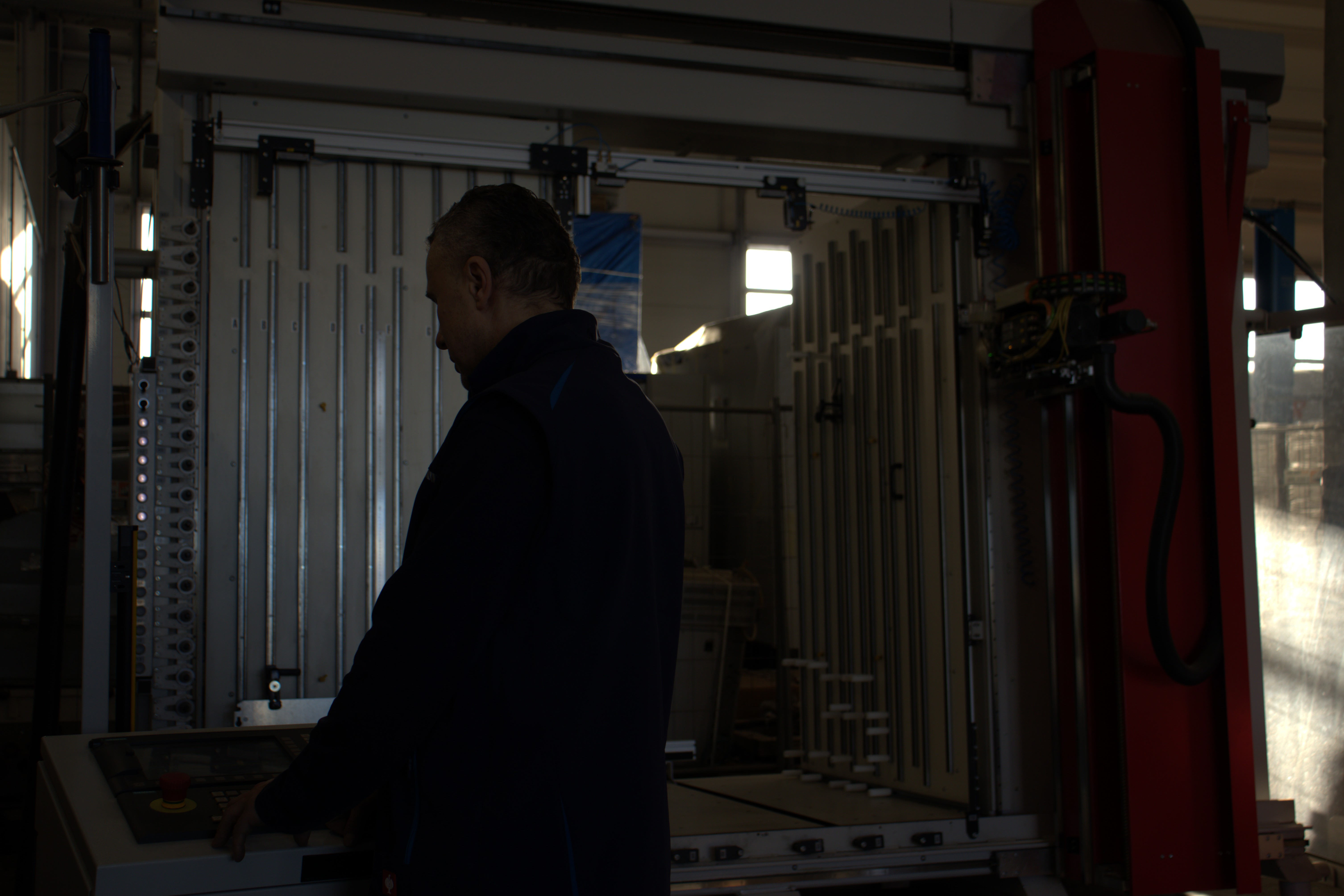 Best&uuml;ckte Montageplatte mit pr&auml;zisen mechanischen CNC-Vorarbeiten
