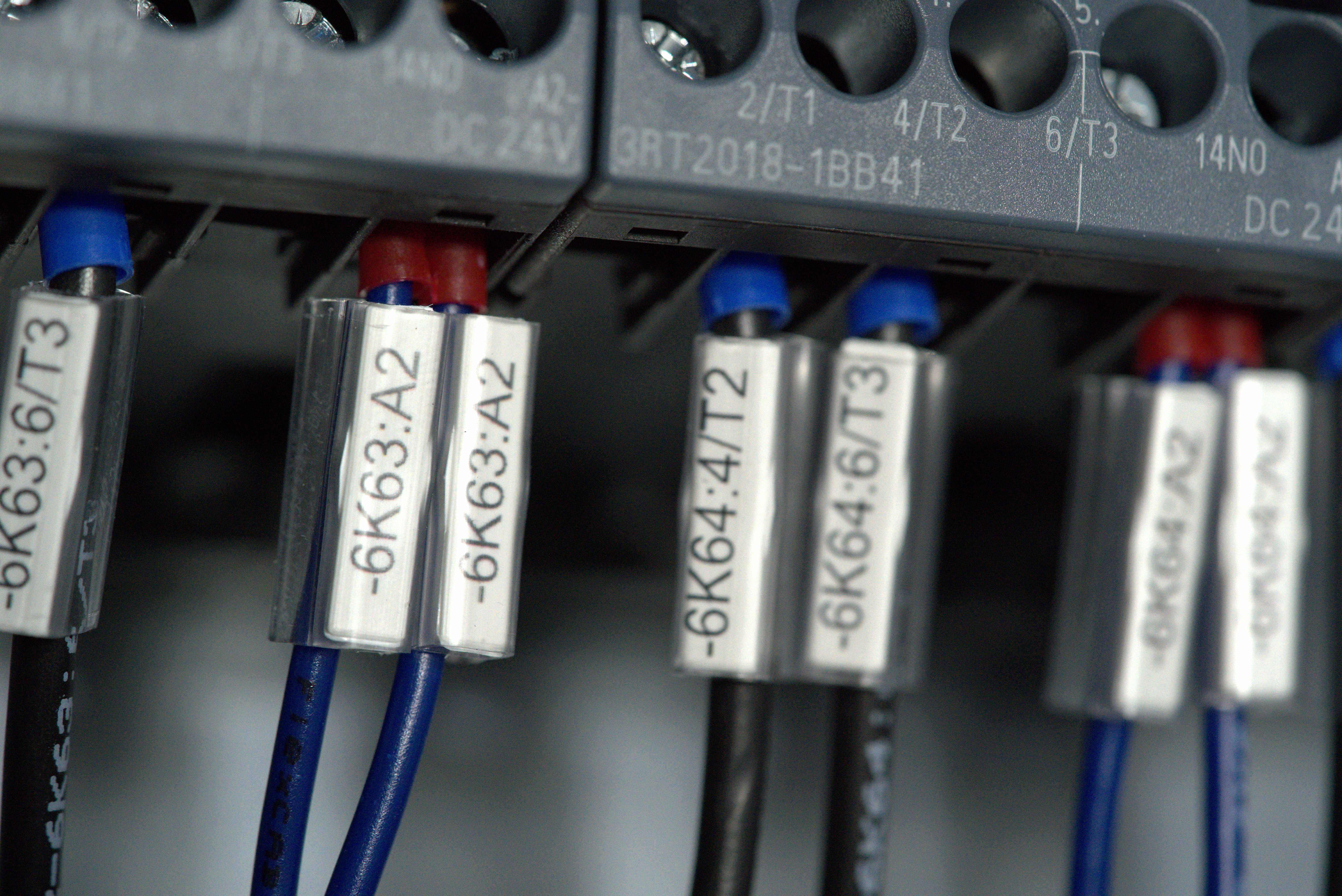 Maßgeschneiderte Kabelbezeichnung für die Verdrahtung in Deutschland